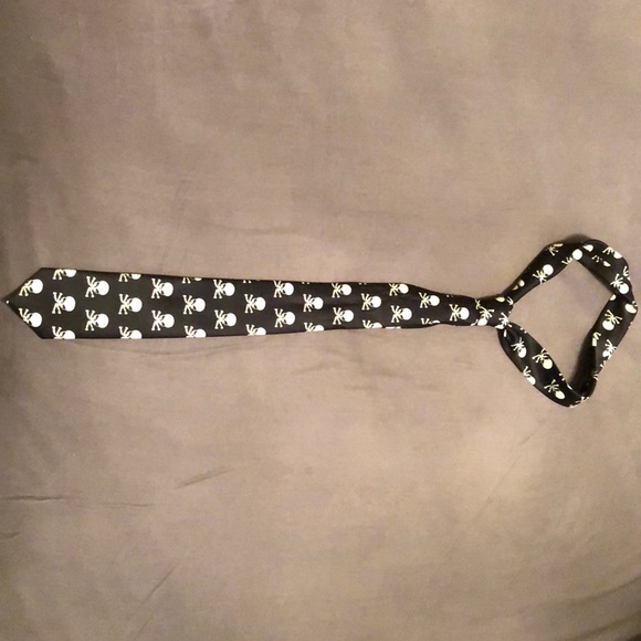 3/22$ ⚡️ Black tie with white skulls - Picture 2 of 3